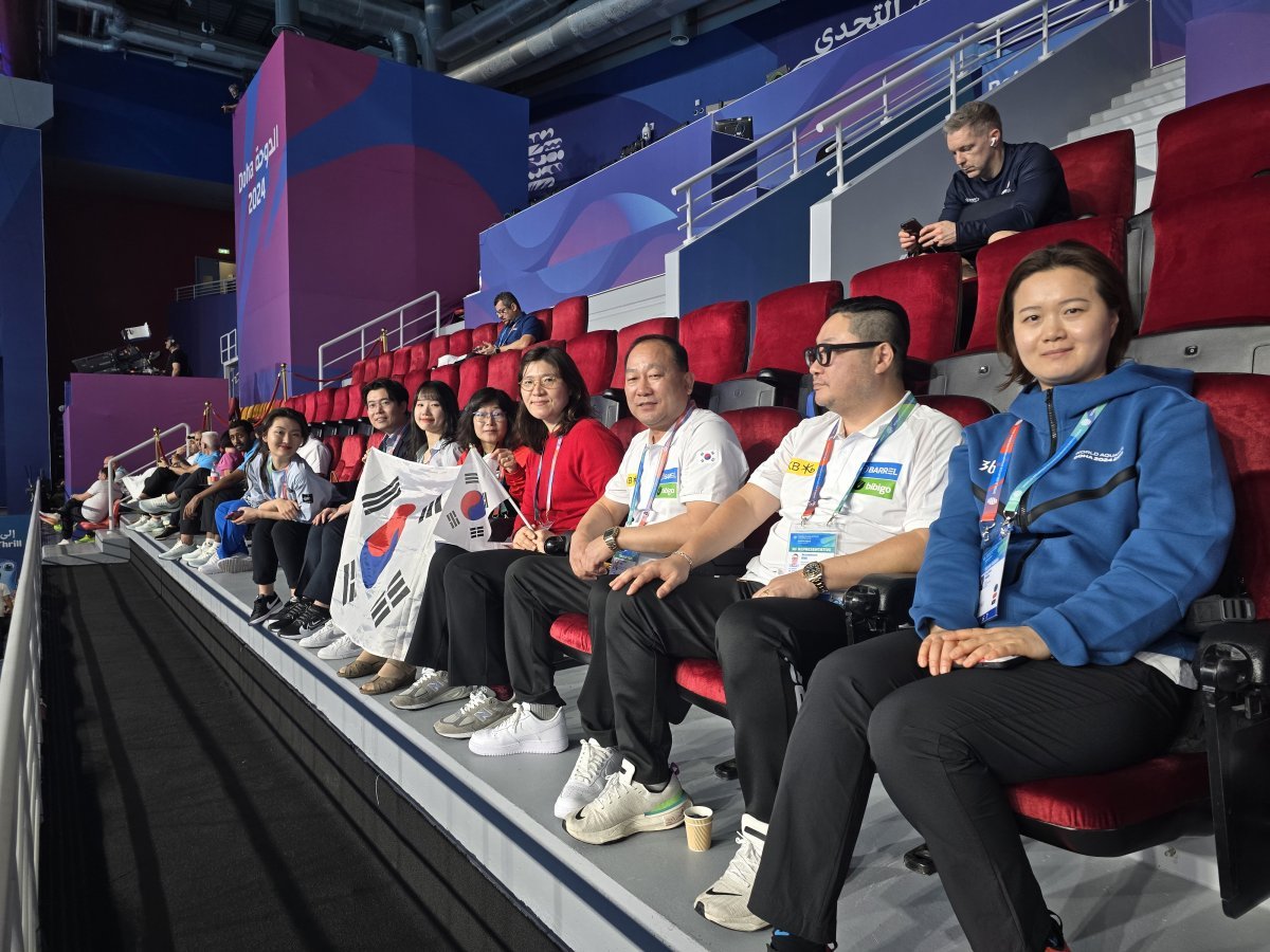6일 카타르 알라이얀의 하마드 아쿠아틱 센터에서 열린 세계수영선수권대회 남자 3m 스프링보드 예선경기를 응원하기 위해 방문한 장미란 문화체육관광부 2차관(오른쪽에서 네번째). 대한수영연맹 제공