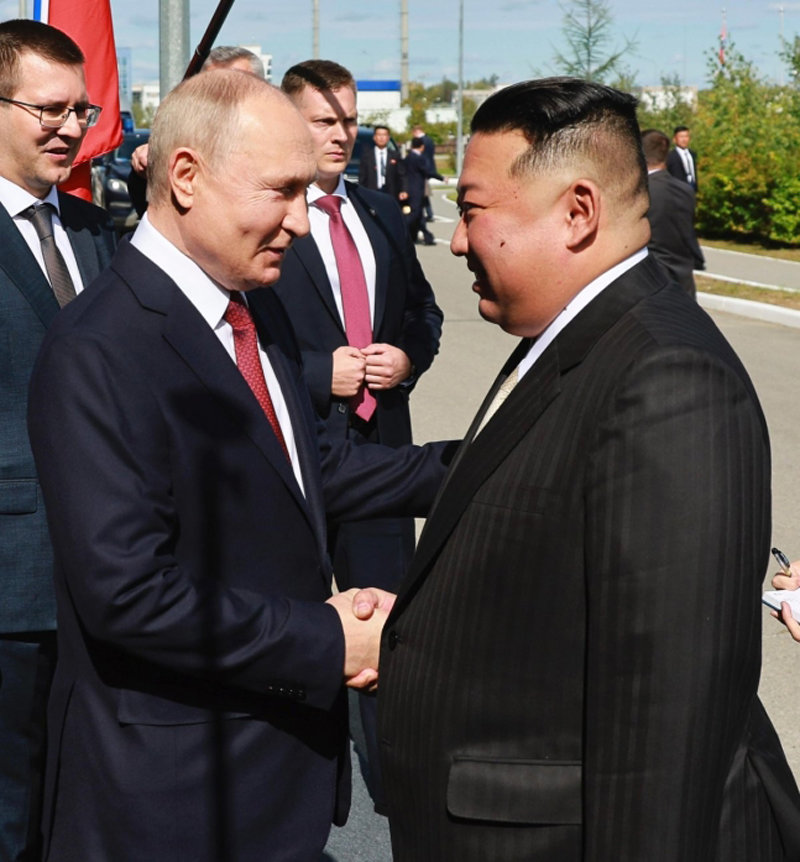 김정은 북한 국무위원장(오른쪽)이 지난해 9월 13일 러시아 아무르주 보스토치니 우주기지에서 블라디미르 푸틴 러시아 대통령을 만나 악수하고 있다. 보스토치니=AP 뉴시스