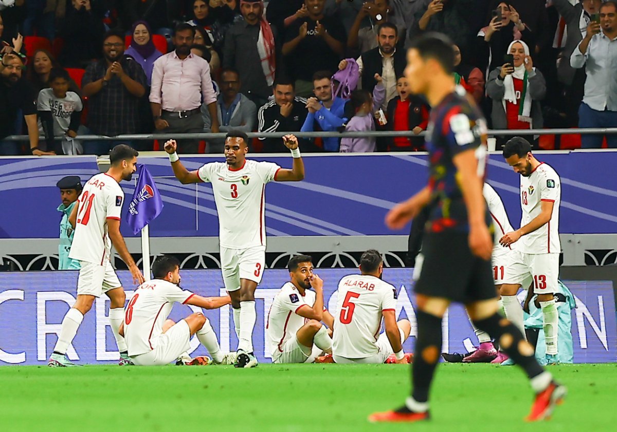 요르단 축구대표팀 선수들이 6일 카타르 알라이얀 아흐메드 빈 알리 스타디움에서 열린 한국과의 아시안컵 준결승에서 후반 8분 선제골을 터뜨린 뒤 골 세리머리를 하고 있다. 알라이얀=뉴시스
