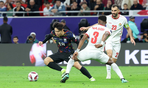 South Korea's Lee Kang-in breaks through in the 2023 Asian Football Confederation (AFC) Qatar Asian Cup semifinal match between Jordan and Korea held at Al Rayyan Ahmed Bin Ali Stadium in Qatar on the 6th (local time).  2024.2.7 News 1