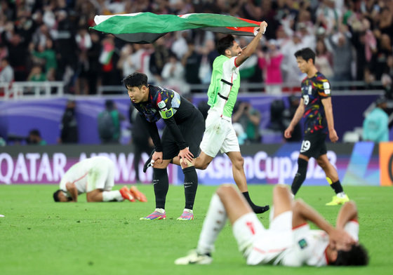 대한민국 손흥민이 6일(현지시간) 카타르 알라이얀 아흐메드 빈 알리 스타디움에서 열린 2023 아시아축구연맹(AFC) 카타르 아시안컵 준결승 요르단과 대한민국의 경기에서 0-2로 패배하며 결승 진출이 좌절된 후 아쉬워하고 있다. 2024.2.7 뉴스1