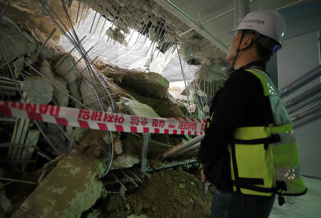 국토안전관리원 관계자가 인천시 서구 검단의 한 아파트 지하주차장 슬래브 붕괴 현장을 살피고 있다. 2023.5.2 뉴스1