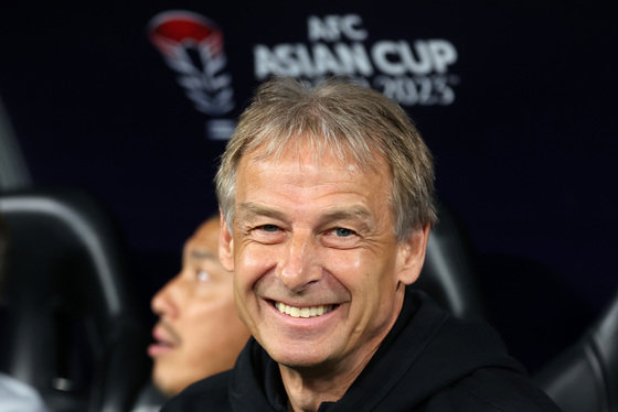 South Korea coach Jurgen Klinsmann is smiling while looking at the pitch during the 2023 Asian Football Confederation (AFC) Qatar Asian Cup semifinal match between Jordan and Korea held at Al Rayyan Ahmed bin Ali Stadium in Qatar on the 6th (local time).  2024.2.7/News 1