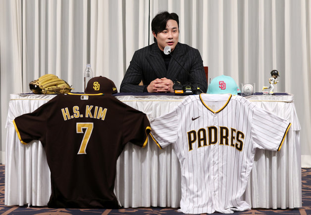 역대 한국인 선수 최초로 메이저리그(MLB) 내셔널리그 유틸리티 야수 부문 골든글러브를 수상한 샌디에이고 파드리스의 김하성이 20일 서울 강남구 청담동 호텔리베라에서 열린 공식 기자회견에서 취재진 질문에 답변하고 있다. 2023.11.20/뉴스1