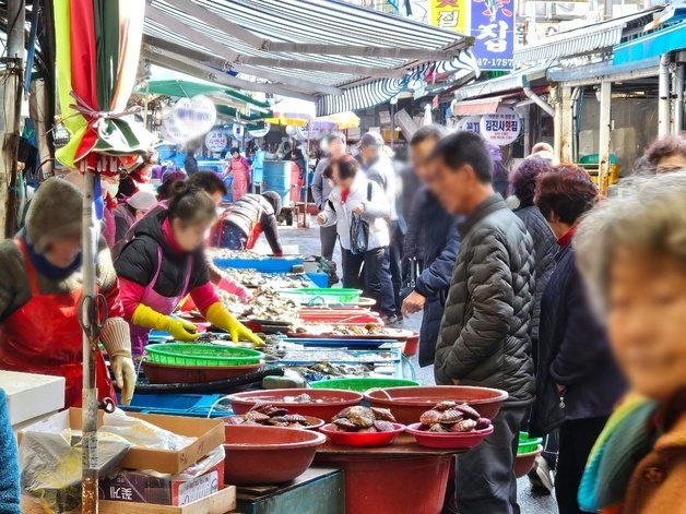 설 명절을 사흘 앞둔 7일 마산어시장을 찾은 시민들이 어물전을 둘러보고 있다.  2024.2.7 ⓒ 뉴스1