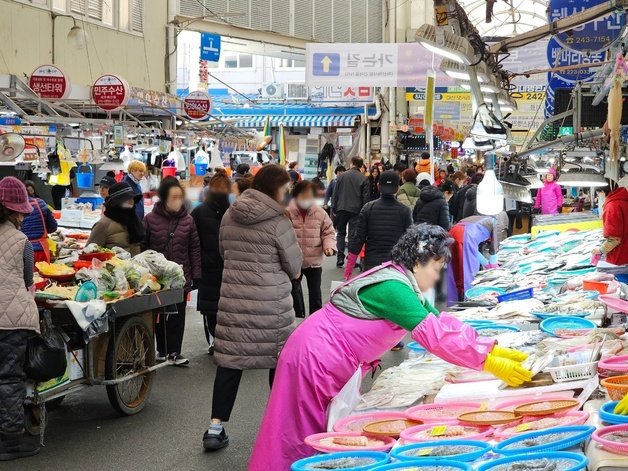 설 명절을 사흘 앞둔 7일 마산어시장이 제수용품을 구매하기 위해 찾은 시민들로 북적이고 있다. 2024.2.7 ⓒ 뉴스1