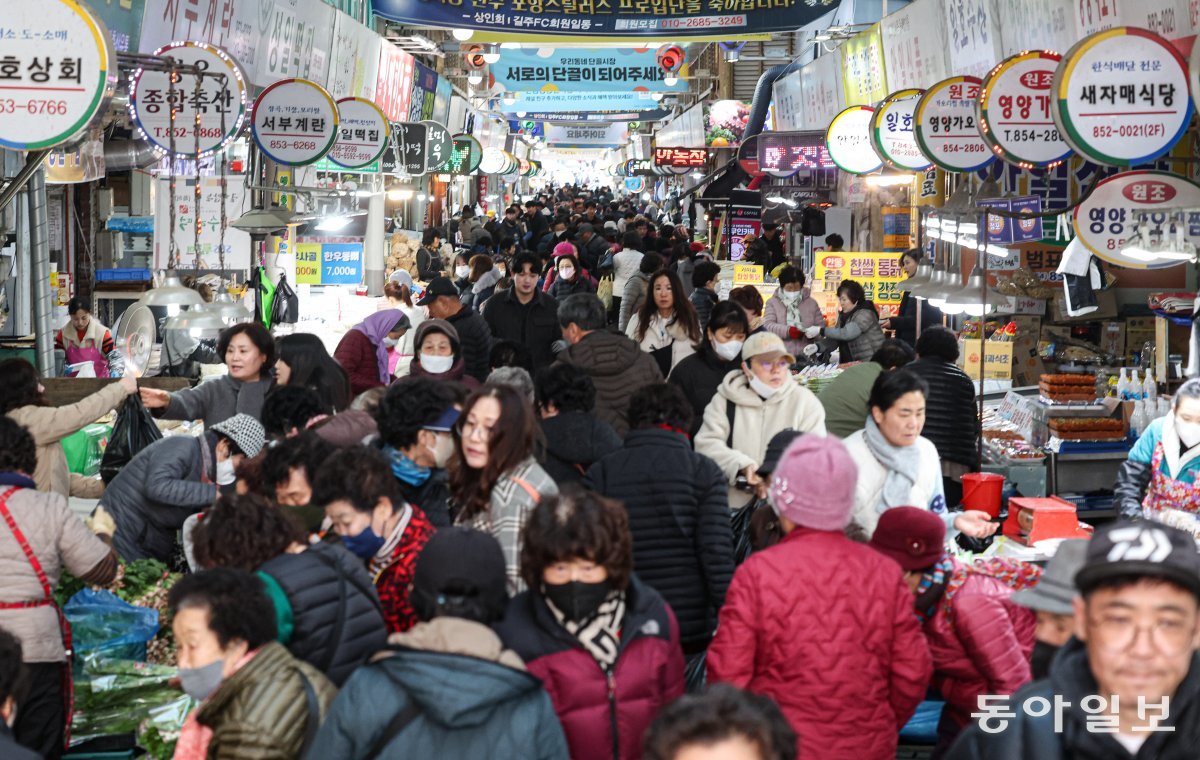 설 명절 연휴를 이틀 앞둔 7일 오전 경북 안동 중앙신시장이 장을 보기 위해 방문한 시민들로 북적이고 있다. 안동=이한결 기자 always@donga.com