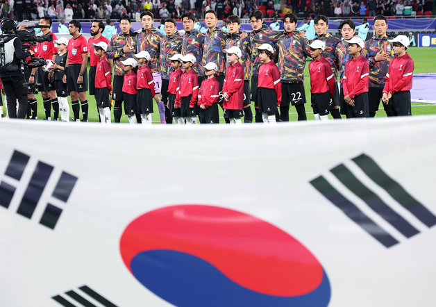 대한민국 축구대표팀 선수들이 6일(현지시간) 카타르 알라이얀 아흐메드 빈 알리 스타디움에서 열린 2023 아시아축구연맹(AFC) 카타르 아시안컵 4강전 요르단과 대한민국의 경기에서 애국가를 부르고 있다. 2024.2.7/뉴스1 ⓒ News1