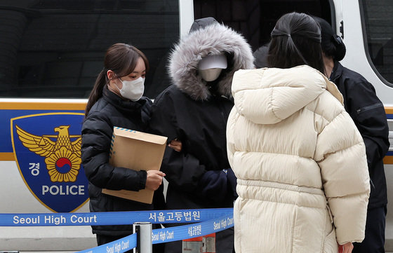 만취한 상태로 벤츠 차량을 몰다가 오토바이를 치어 운전자를 숨지게 한 20대 여성 A씨가 5일 오후 서울 서초구 서울중앙지법에서 열린 구속 전 피의자 심문(영장실질심사)에 출석하고 있다. 2024.2.5/뉴스1