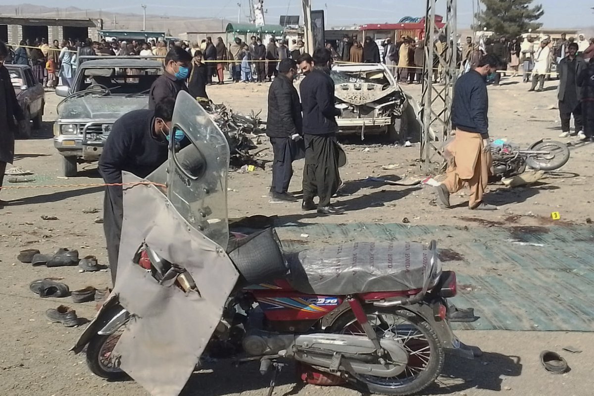 7일 파키스탄 발루치스탄 파신 카노자이에서 보안 관계자들이 폭탄 테러 현장을 조사하고 있다. 총선 전날 발생한 잇단 테러로 최소 26명이 숨졌다. 카노자이=AP 뉴시스
