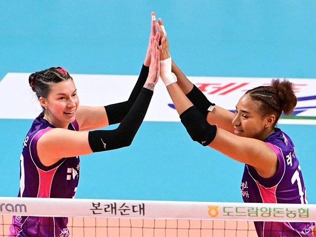 흥국생명 윌로우(왼쪽)와 레이나. 한국배구연맹(KOVO) 제공