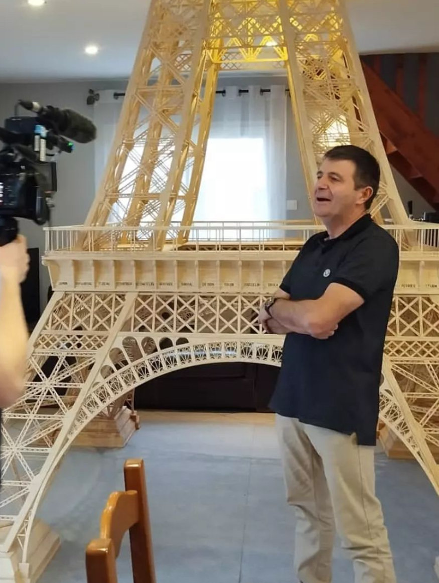 프랑스 모형 제작가 리샤르 플로 씨가 약 8년간 성냥 70만6900개로 만든 에펠탑 모형 앞에서 설명하고 있다. 영국 기네스북은 과거 사례와 달리 이 모형이 시판 성냥을 사용하지 않았다며 등재를 거절했다. 사진 출처 플로 씨 인스타그램