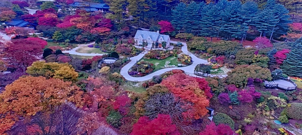 한국의 사계절을 곡선과 색감으로 보여주는 아침고요수목원 전경. 아침고요수목원 제공