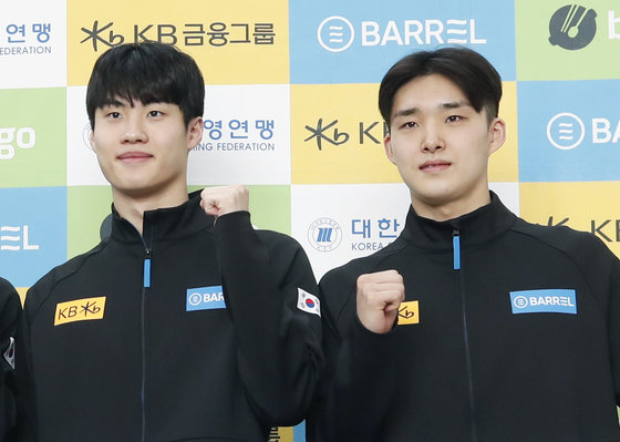 수영 국가대표 선수 황선우와 김우민(오른쪽)이 5일 인천국제공항 1터미널에 도착해 호주로 전지훈련을 떠나기 전 파이팅을 외치고 있다. 2024.1.5 뉴스1
