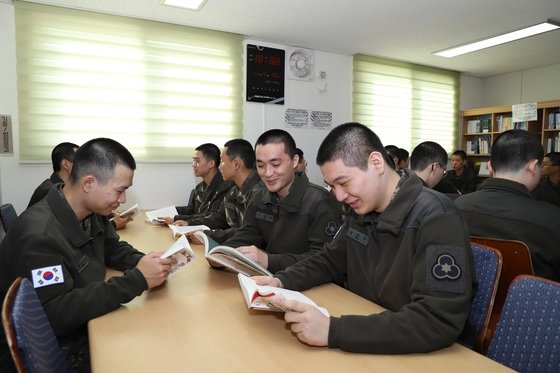 국방부는 동절기에 따뜻한 병영 생활 여건을 보장하기 위해 지난 1월부터 입대하는 병사들에게 플리스형 스웨터를 보급하고 있다고 8일 밝혔다. 1월 초 입대한 병사들은 이날부터 설 연휴 전후로 자대에 배치, 플리스형 스웨터와 함께 자대에서의 따뜻한 병영생활을 이어간다. 사진은 육군 36사단 신병교육대대 소속 병사들이 플리스형 스웨터를 입고 생활하는 모습. (국방부 제공) 2024.2.8. 뉴스1