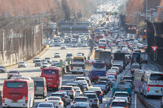 지난해 설 명절 연휴 서울 서초구 잠원IC를 지나는 경부고속도로 하행선이 귀성 차량들로 정체를 빚고 있다. 2023.1.20. 뉴스1