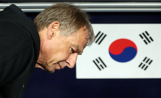 대한민국 위르겐 클린스만 감독이 2일(현지시간) 카타르 알와크라 알자누브 스타디움에서 열린 2023 아시아축구연맹(AFC) 카타르 아시안컵 8강전 호주와 대한민국의 경기에서 생각에 잠겨 있다. 2024.2.3/뉴스1