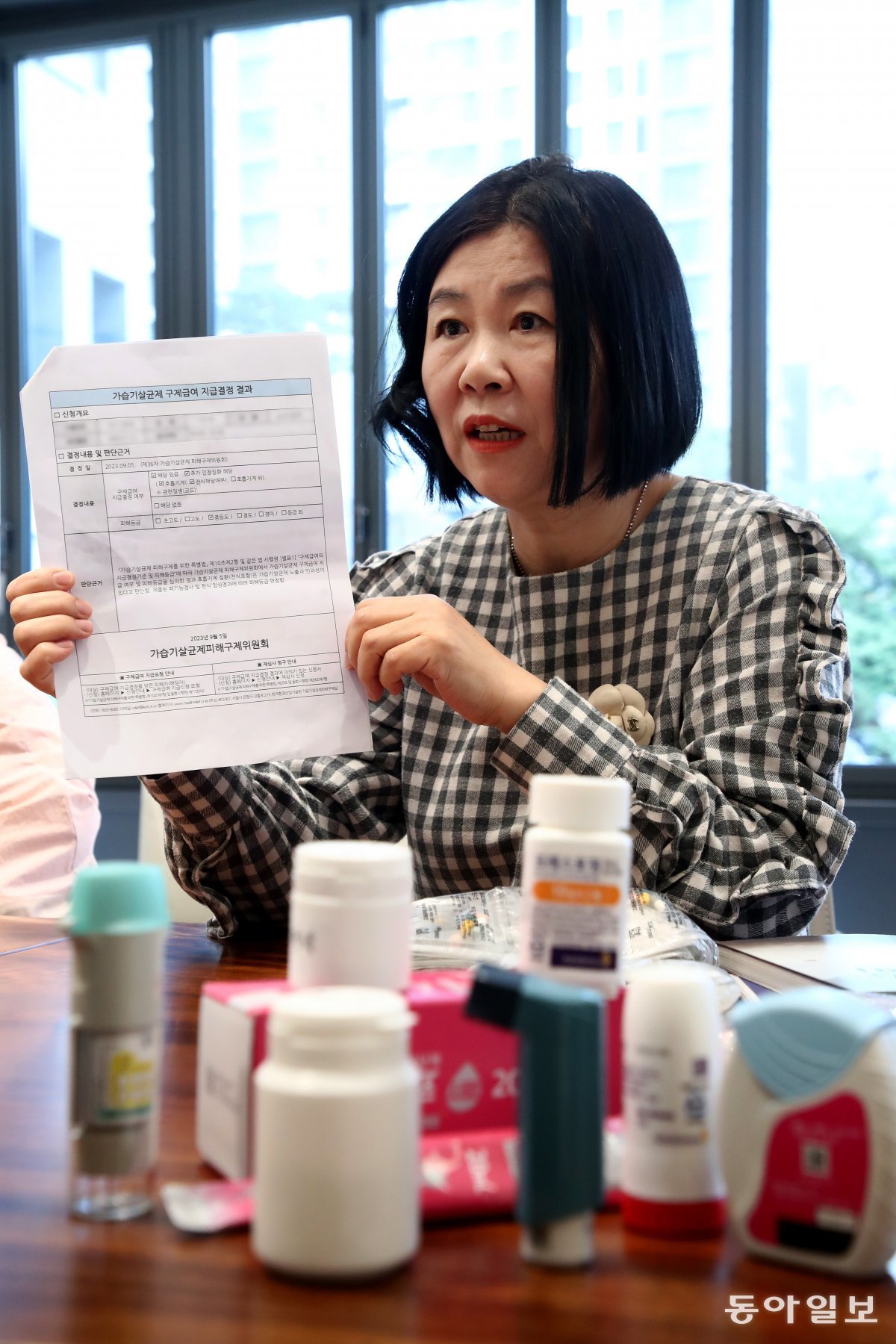 1994년부터 가습기 살균제를 사용하다가 다섯 아이를 잃은 민수연 씨가 7일 서울 서초구의 한 카페에서 지난해 9월 환경부에서 받은 피해등급 인정 서류를 들어 보이고 있다. 전영한 기자 scoopjyh@donga.com