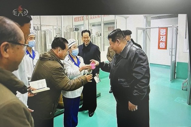 김화군 지방공장을 찾은 김정은 북한 노동당 총비서가 공장에서 주는 음료를 받고 있다. (조선중앙TV 갈무리)
