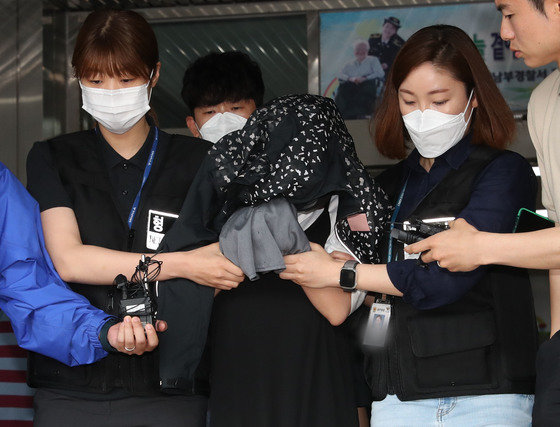 영아 2명을 살해하고 냉장고에 시신을 유기한 친모 A씨가 지난해 6월30일 오전 경기 수원시 영통구 수원남부경찰서 유치장에서 나와 검찰로 송치되고 있다. A씨는 2018년 11월과 2019년 11월 각각 아이를 출산해 살해한 뒤, 이를 검은봉지에 담아 수원시 장안구 영화동 소재 자신의 거주지 아파트 냉장고에 보관한 혐의를 받고 있다. 2023.6.30/뉴스1