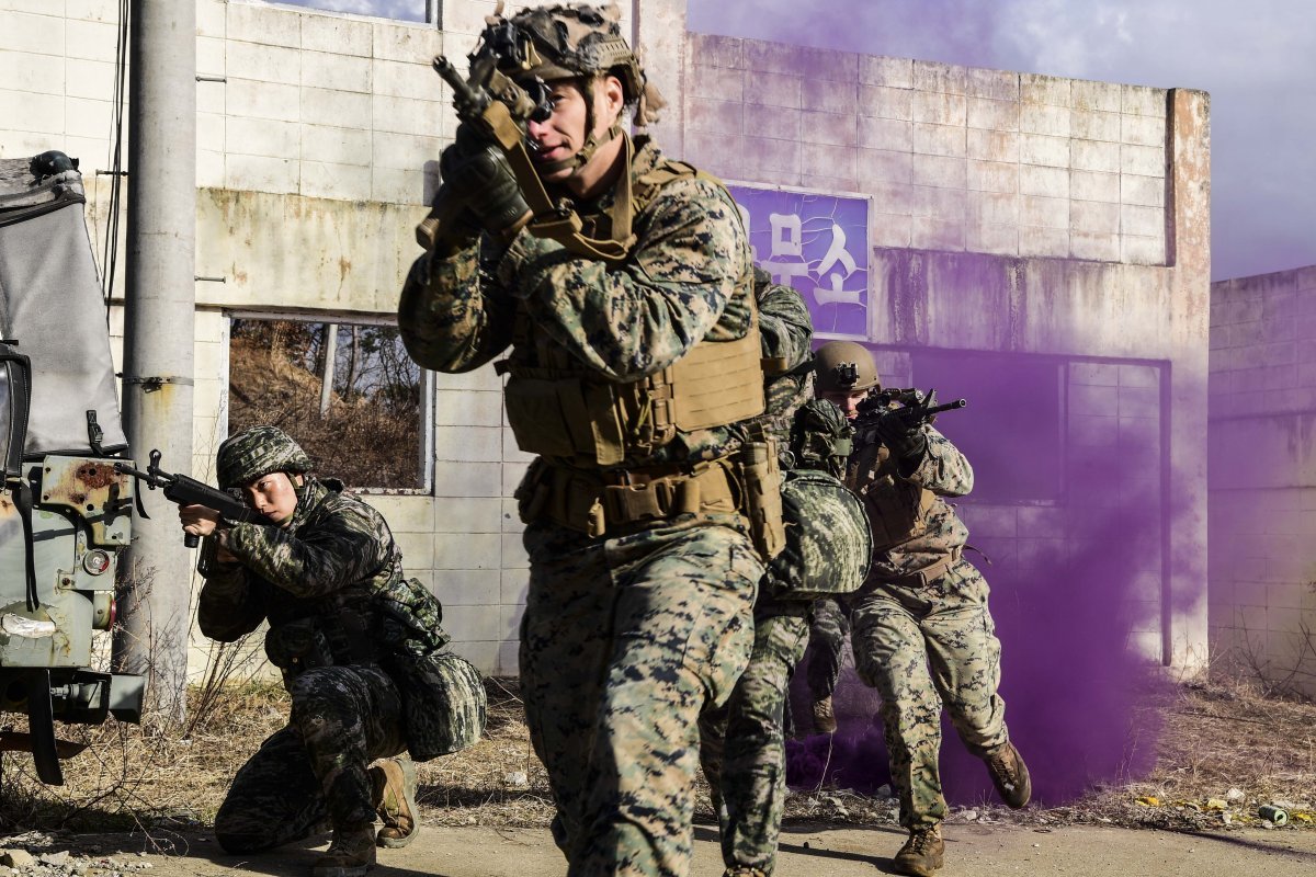 7일 KMEP 연합훈련 간 한미 해병대 장병들이 도시지역 전투 상황을 가정한 CQB 훈련을 실시하고 있다. 해병대 1사단 제공