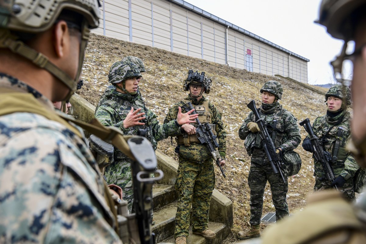 6일 KMEP 연합훈련 간 한미 해병대 장병들이 전술 토의를 실시하고 있다.  해병대 1사단 제공