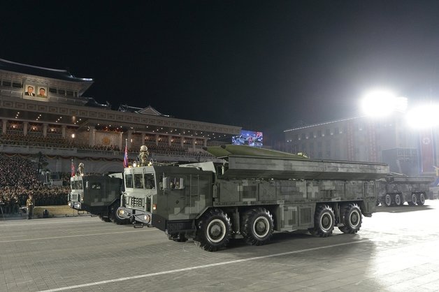 북한이 인민군 창건일(건군절) 75주년인 2023년 2월8일 평양 김일성광장에서 열병식을 개최했다. 사진은 북한판 이스칸데르 KN-23이 광장에 진입하는 모습. (평양 노동신문=뉴스1)