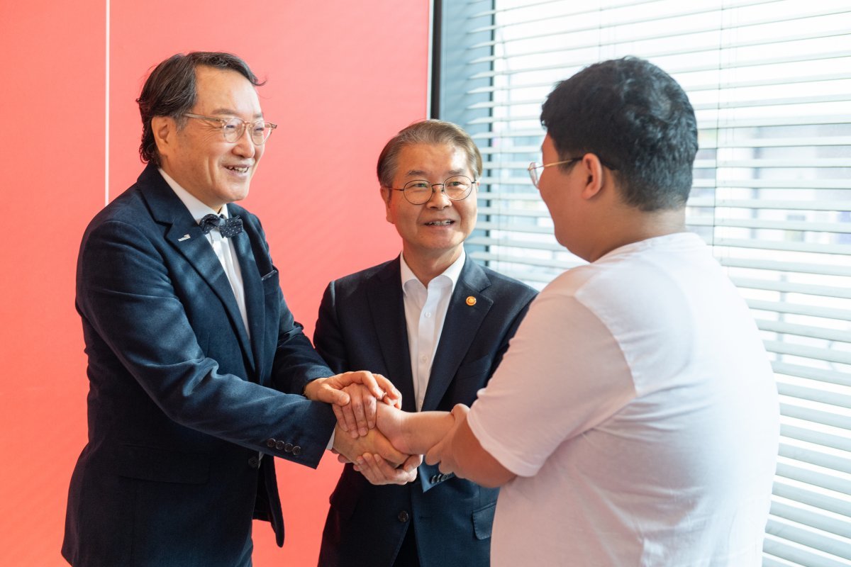 8일 서울 강서구 음식점에서 이정식 고용노동부 장관(가운데)이 월드비전 가족돌봄청소년 A군을 만나 격려하고 있다. 월드비전 제공