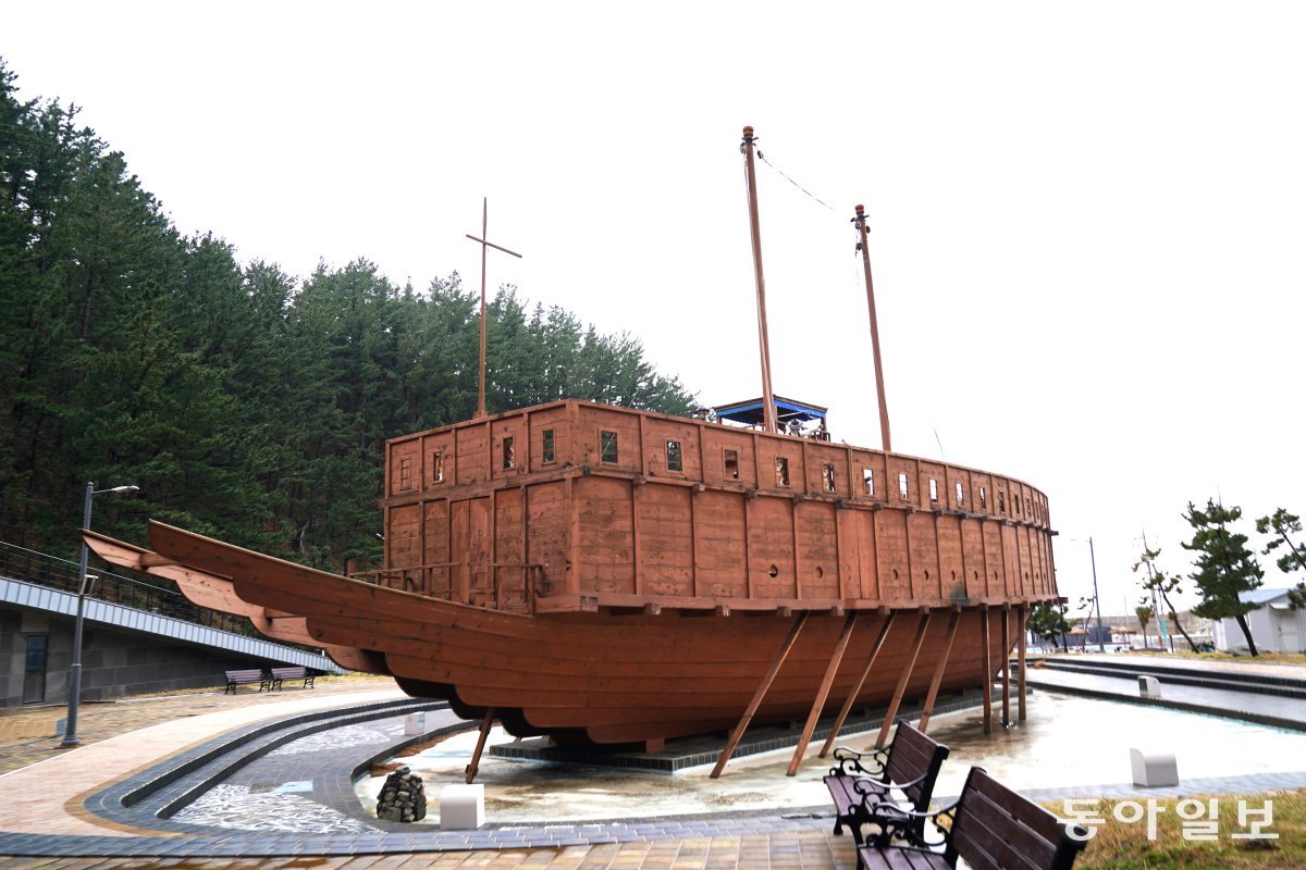 울릉수토역사기념관에 전시돼 있는 수토사가 타고 왔던 배.