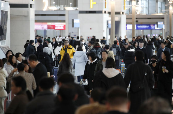 설 연휴를 하루 앞둔 8일 인천국제공항 제1여객터미널 출국장이 이용객들로 붐비고 있다. 인천국제공항공사는 연휴가 시작되는 오는 8일부터 12일까지 닷새간 총 97만6922명이 인천공항을 이용할 것으로 예상했다. 일평균 이용객은 19만5384명으로 지난해 연휴 하루 평균 여객 12만 7537명 대비 53.2% 늘어난 규모다. 이는 2020년 코로나19 팬데믹 이후 명절(설·추석) 연휴 실적 중 최고치에 해당한다. 2024.2.8. 뉴스1