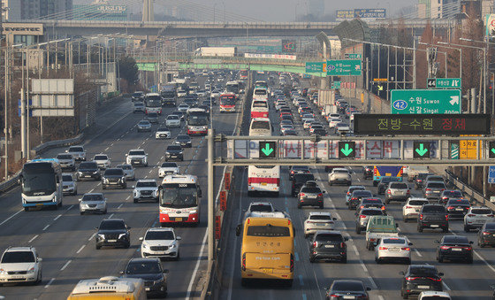 설 연휴를 하루 앞둔 8일 오후 경기 용인시 기흥구 경부고속도로 수원신갈IC 인근 고속도로에서 귀성 차량이 이동하고 있다. 2024.2.8/뉴스1