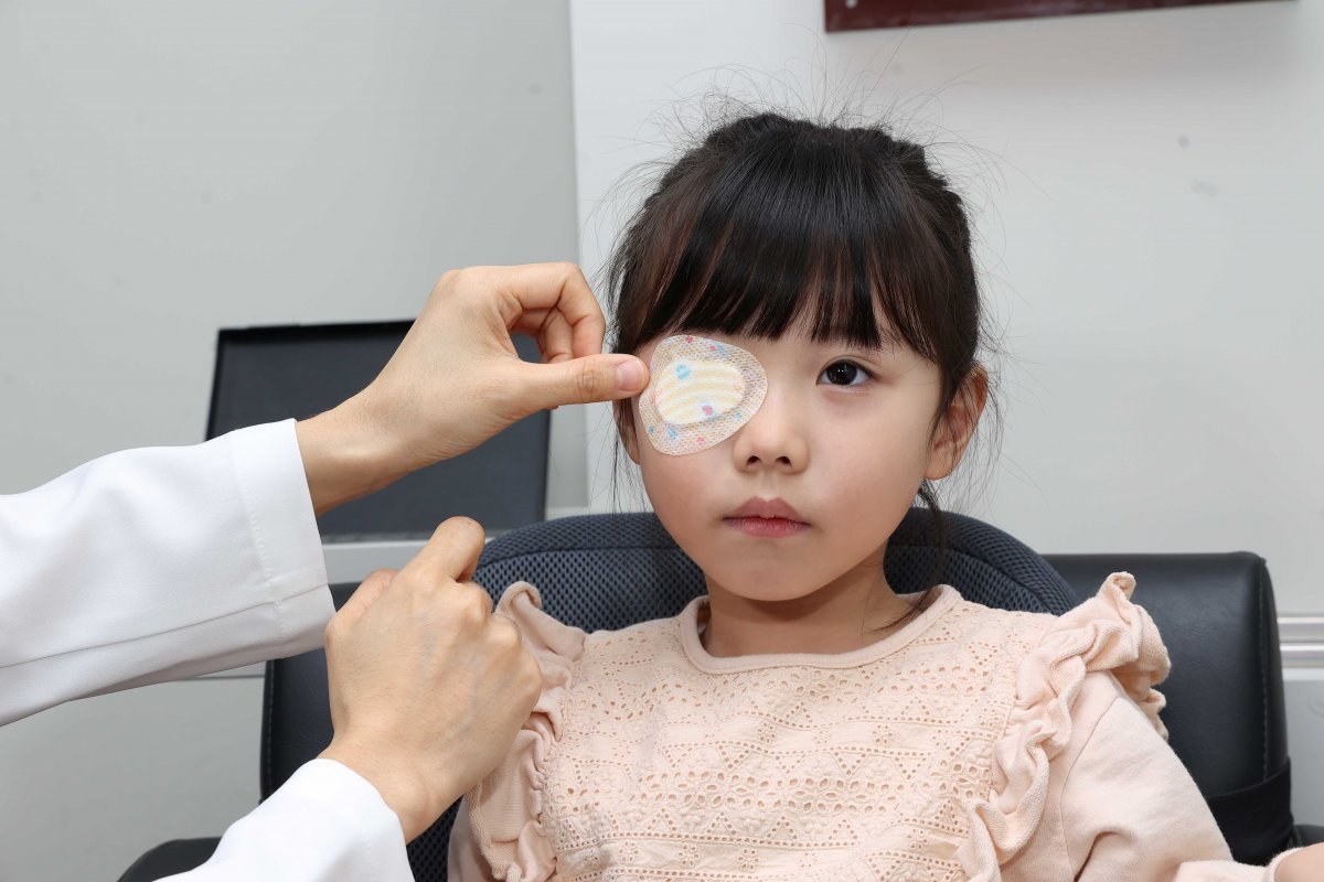 약시 치료를 위해 가림 패치를 붙이고 있는 어린이. 김안과병원 제공