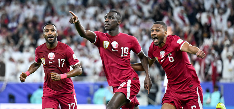 카타르 축구대표팀 공격수 알모에즈 알리(가운데)가 8일 이란과의 아시안컵 준결승 후반 37분 최종 스코어 3-2를 만드는 역전 
결승골을 터트린 뒤 팀 동료들과 함께 세리머니를 하고 있다. 카타르는 11일 요르단과 우승 트로피를 놓고 다툰다. 도하=신화 
뉴시스