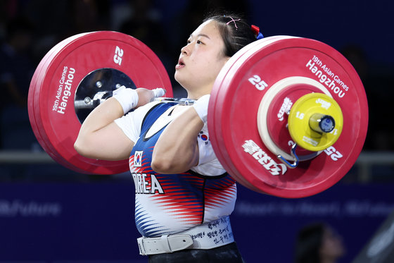 5일 오후 중국 항저우 샤오산 스포츠센터에서 열린 2022 항저우 아시안게임 여자 역도 76kg급 그룹 A 경기에서 대한민국 김수현이 용상 3차 시기 138kg의 바벨을 들어올리고 있다. 2023.10.5/뉴스1