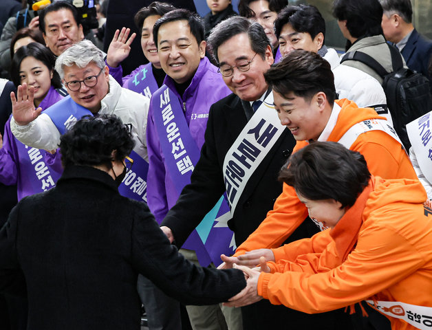 이준석 개혁신당 대표와 양향자 원내대표, 이낙연 새로운미래 공동대표, 금태섭, 조응천 원칙과상식 의원 등이 설 연휴 첫날인 9일 서울 용산역에서 명절 귀성객들에게 인사를 하고 있다. 2024.2.9/뉴스1