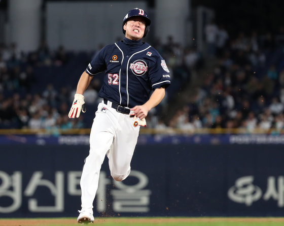 19일 오후 경남 창원NC파크에서 열린 ‘2023 신한은행 SOL KBO 포스트시즌’ 와일드카드 결정전 1차전 NC 다이노스와 두산 베어스의 경기 1회초 1사 1루 상황에서 두산 로하스의 2루타때 1루 주자 김재호가 3루로 질주하고 있다. 2023.10.19/뉴스1