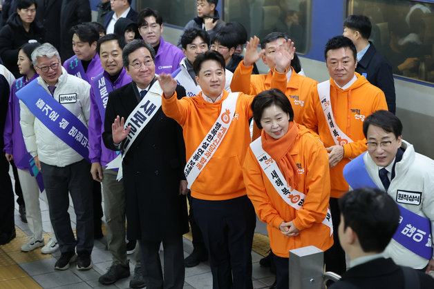 이준석 개혁신당 대표와 양향자 원내대표, 이낙연·김종민 새로운미래 공동대표, 금태섭·조성주 새로운선택 공동대표, 조응천·이원욱 원칙과상식 의원이 설 연휴 첫날인 9일 서울 용산역에서 명절 귀성객들에게 인사를 하고 있다. 2024.2.9 뉴스1