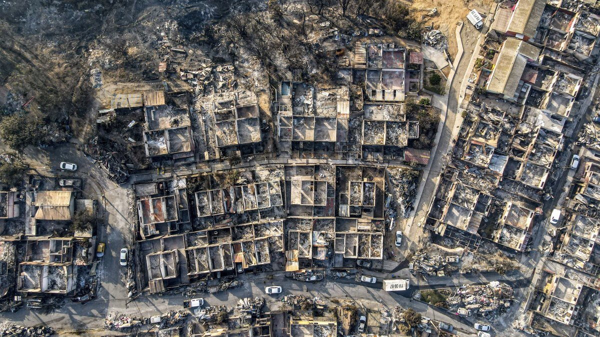 칠레 발파라이소주 비냐 델 마르 가옥들이 산불로 타버려 재만 남아 있다. 지난 2일 발파라이소주에서 발생한 산불로 지금까지 최소 122명이 숨졌으며 실종자가 100명에 달해 사망자는 더 늘어날 것으로 보인다.  사진=AP/뉴시스