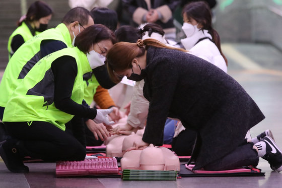 기사와 직접적 관련 없는 참고사진. 시민들이 심폐소생술(CPR)을 익히고 있는 모습. 뉴스1