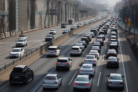 설날인 10일 오후 서울 서초구 경부고속도로 잠원 IC 인근 도로가 차량으로 정체를 빚고 있다.  2024.2.10/뉴스1 ⓒ News1