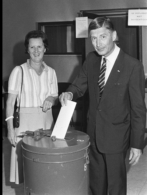 1982년 9월 네덜란드 총선에서 투표하는 반아흐트 부부. 위키미디어 커먼스/뉴스1