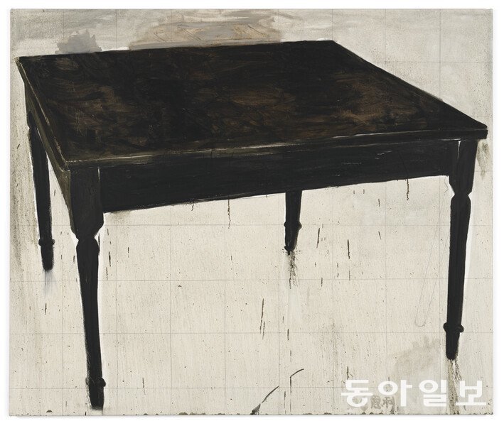 장언리, ‘책상의 표면’ (The Surface of the Table), 2006, Oil on canvas, 150 x 180 cm © Zhang Enli, Courtesy the artist and Hauser & Wirth. Photo: Barbora Gerny