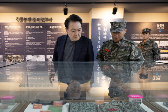 윤석열 대통령이 10일 해병대 2사단 본청의 역사관을 방문해 정종범 해병 2사단장의 안내를 받으며 전시물을 관람하고 있다. 대통령실 제공