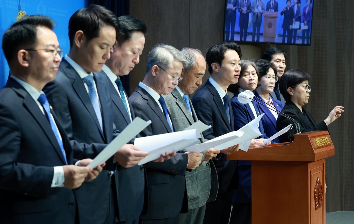 더불어민주당 이탄희 의원(왼쪽에서 6번째) 등 민주당 의원들이 지난해 11월 15일 국회에서 기자회견을 열고 ‘위성정당 방지법’의 당론 채택을 촉구하는 모습. 뉴스1