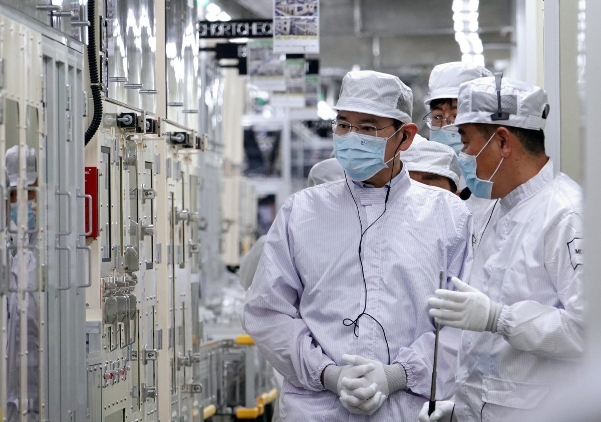 이재용 삼성전자 회장(왼쪽)이 9일 말레이시아 스름반 삼성SDI 생산법인 1공장에서 배터리 생산시설을 살펴보고 있다. 삼성전자 제공