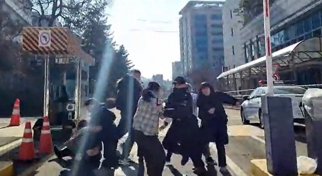 지난달 6일 한국대학생진보연합(대진연) 회원들이 서울 용산 대통령실로의 진입을 시도 중인 모습. 뉴스1