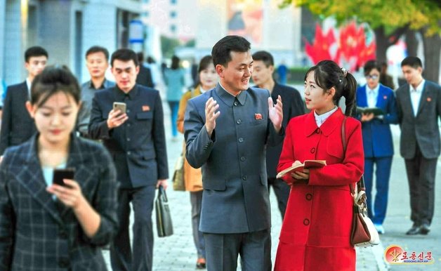 휴대전화를 보는 북한 주민들의 모습. 평양 노동신문=뉴스1