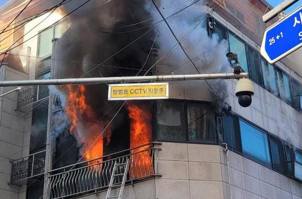 지난달 23일 오전 서울 동작구의 한 빌라 3층에서 화재가 발생한 모습. 동작경찰서 제공