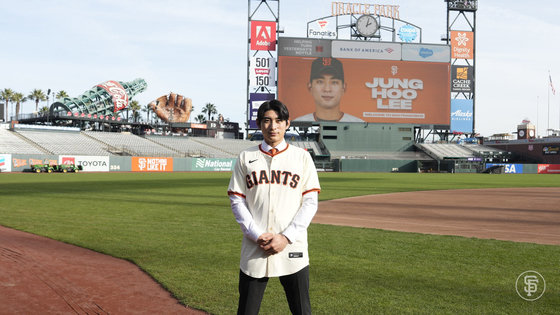 Jeong-hoo Lee, wearing the uniform of the Major League Baseball (MLB) San Francisco Giants, is taking a commemorative photo at the induction ceremony held at Oracle Park in California, USA on the 15th (local time). San Francisco Giants SNS 2023.12.17 News 1