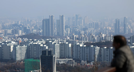 서울 남산에서 바라본 아파트 단지들. 2024.1.30/뉴스1